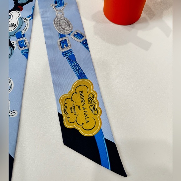 HERMES BLUE SILK TWILLY. NEW IN BOX. - Picture 5 of 15